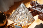 Zbliżenie na szklaną piramidę, która jest elementem opisanej na początku makiety architektonicznej.