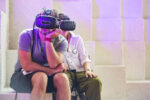 Kobieta i mężczyzna podczas korzystania z okularów VR.