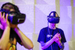 Portret dwóch mężczyzn korzystających z okularów VR.